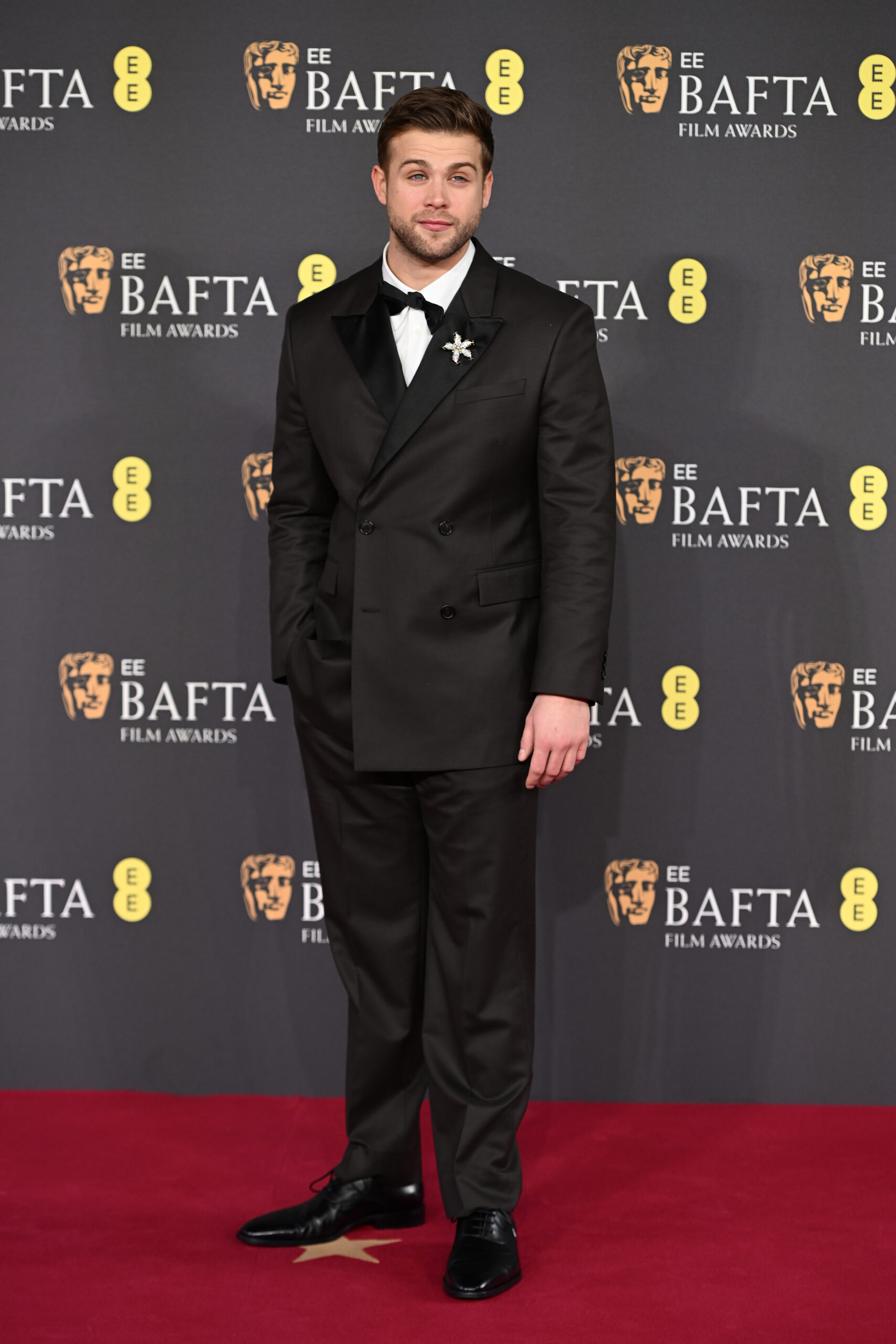 Leo Woodall Premios Bafta 2025 alfombra roja