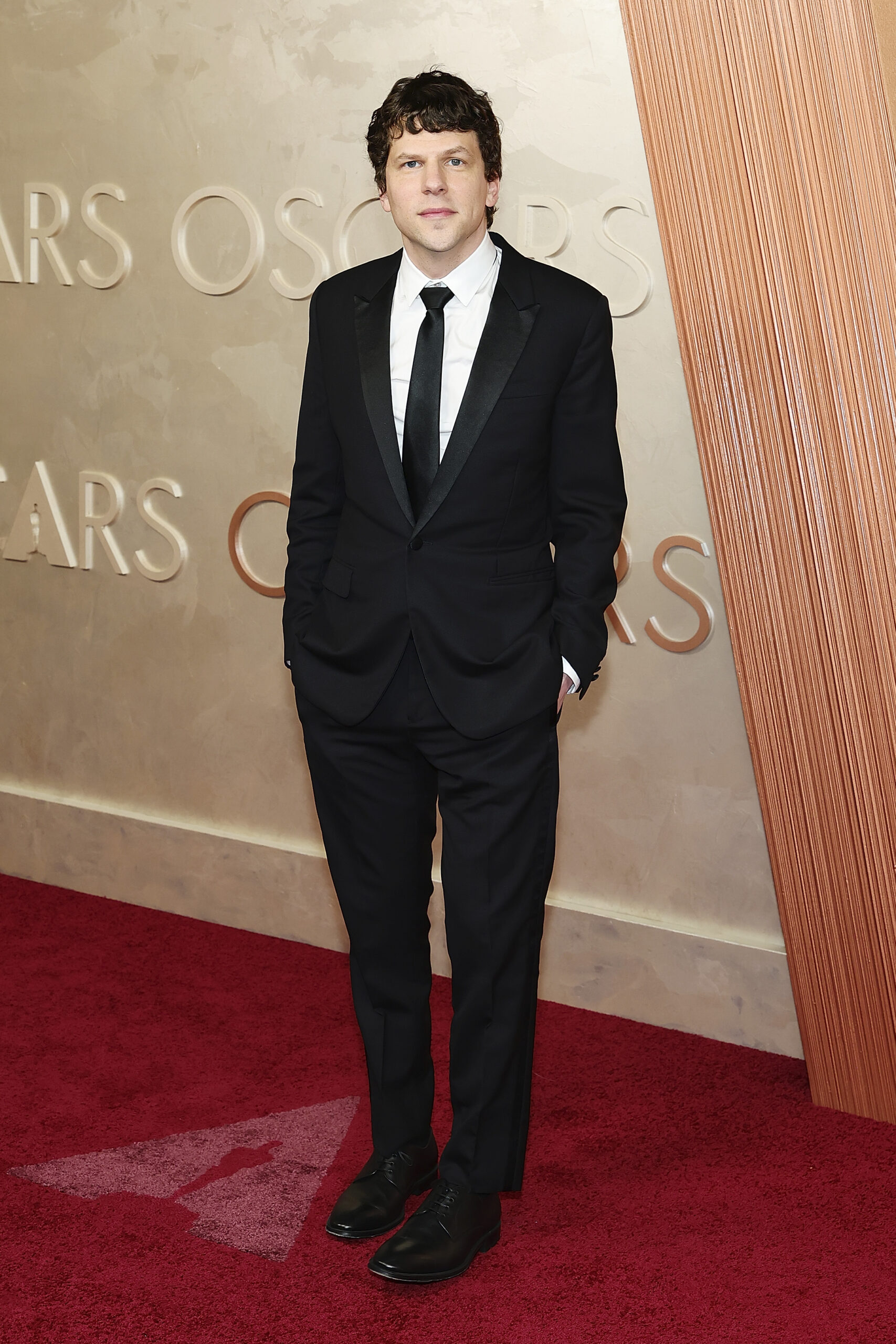 Premios Oscar 2025 alfombra roja Jesse Eisenberg